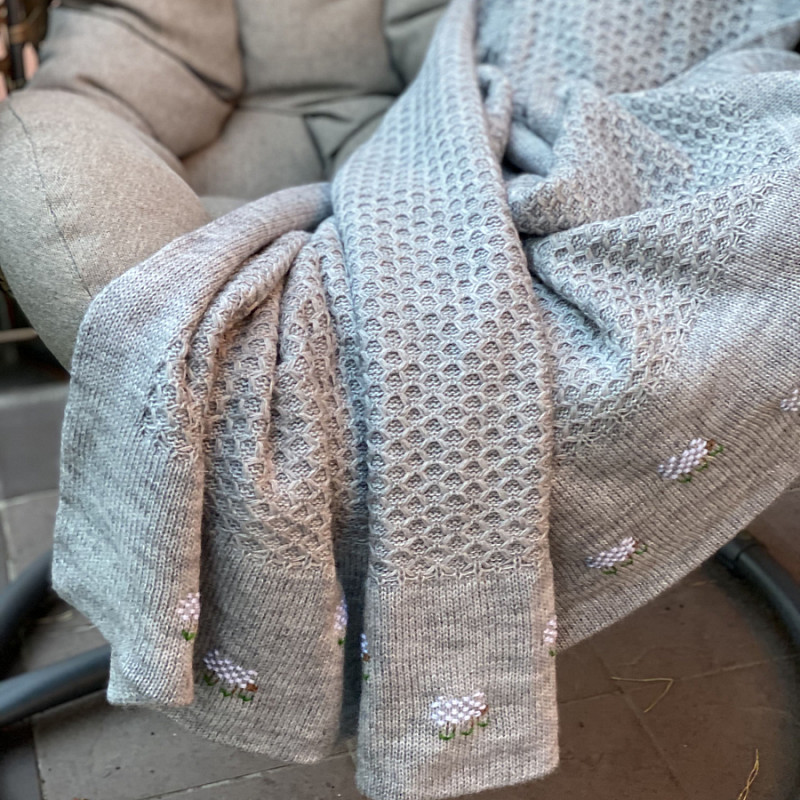 Вышитый вязаный плед серый овечки 190х200 см