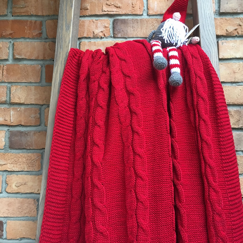 Вязаный в косы алый