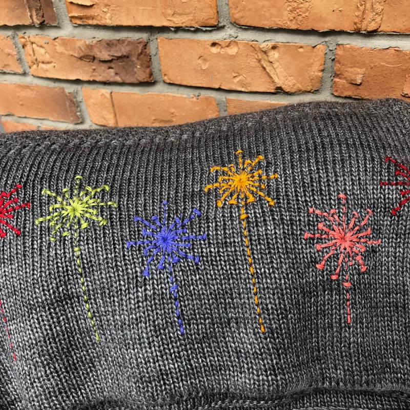 Вышитый вручную серый вязаный плед