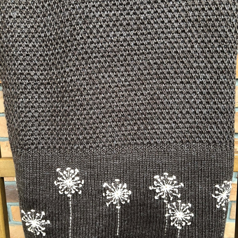 Плед вязаный в соты коричневый вышитый одуванчики