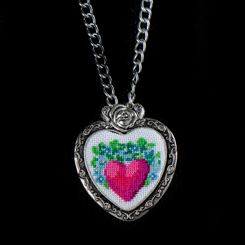 Вышитая подвеска сердце 3 см