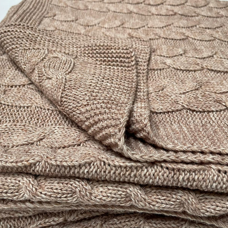 Светло бежевый плед вязаный в косы