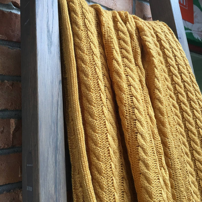 Вязаный в мелкие косы желтый