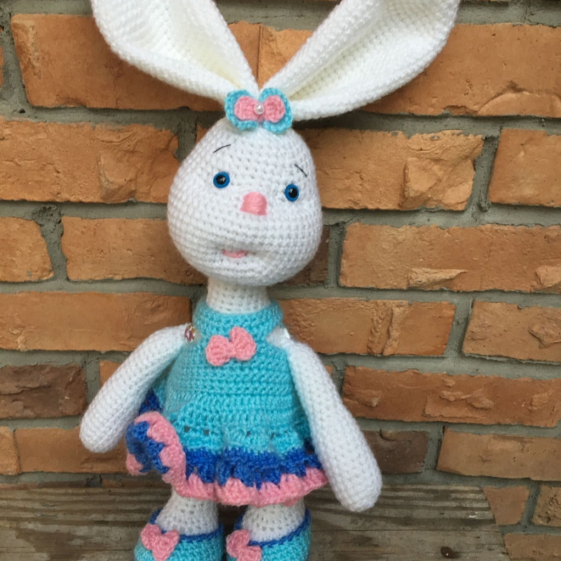 Зайка белая в голубом платьице