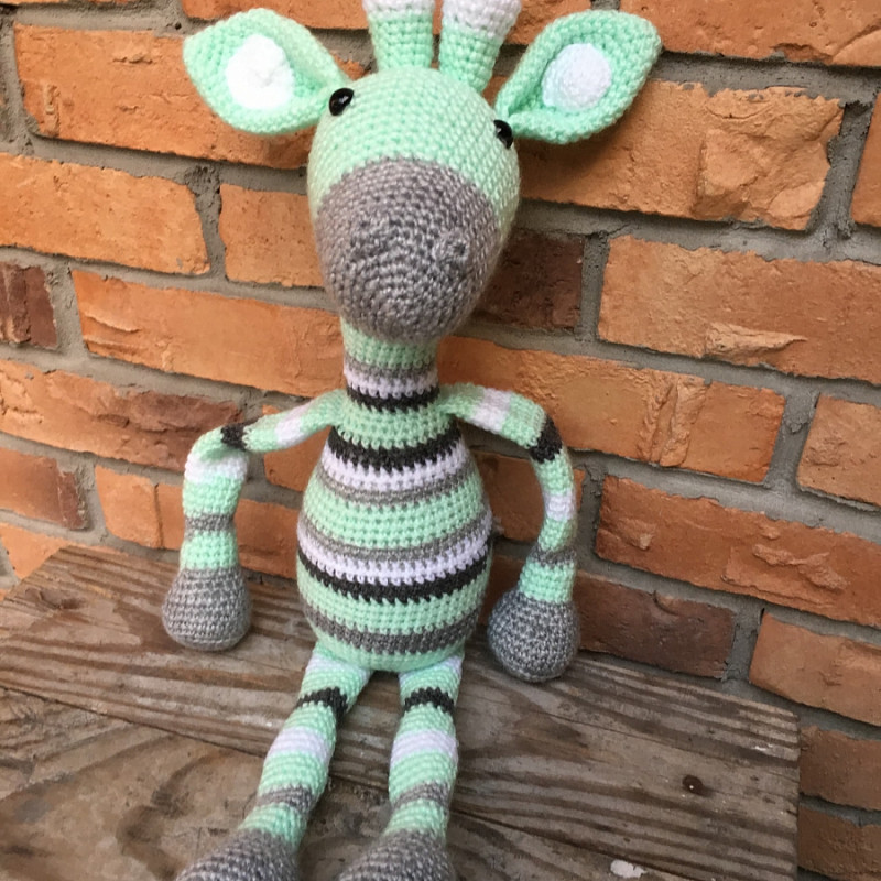 Большой салатовый жираф