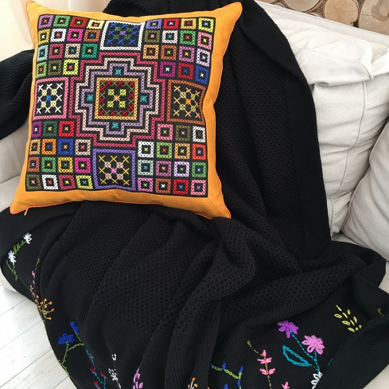 Плед связанный в соты и вышитый вручную черный