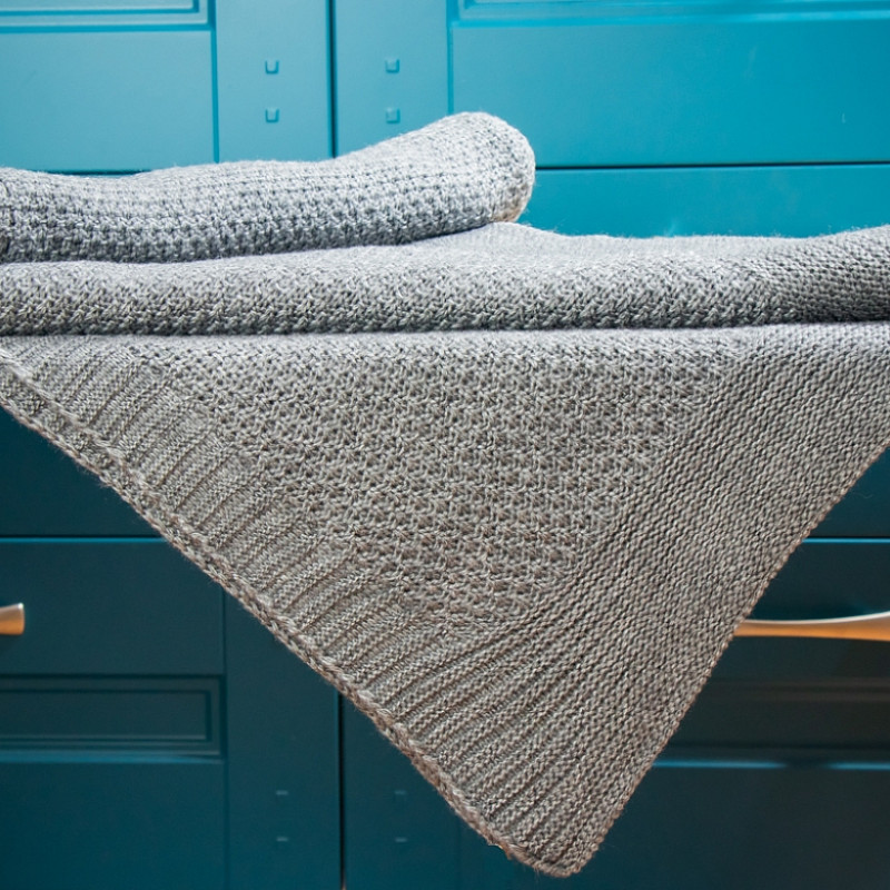 Светло-серый вязаный плед в соты 140х180 см