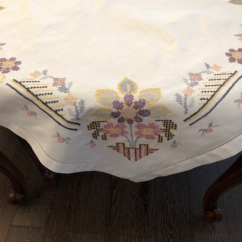 Вышитая вручную скатерть фиолетовые цветы 80х80 см