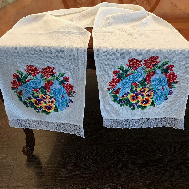 Праздничный вышитый вручную рушник