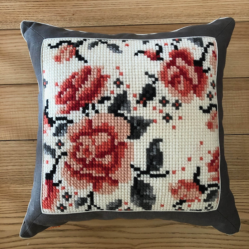 Три розы в саду в сером льне 40 см