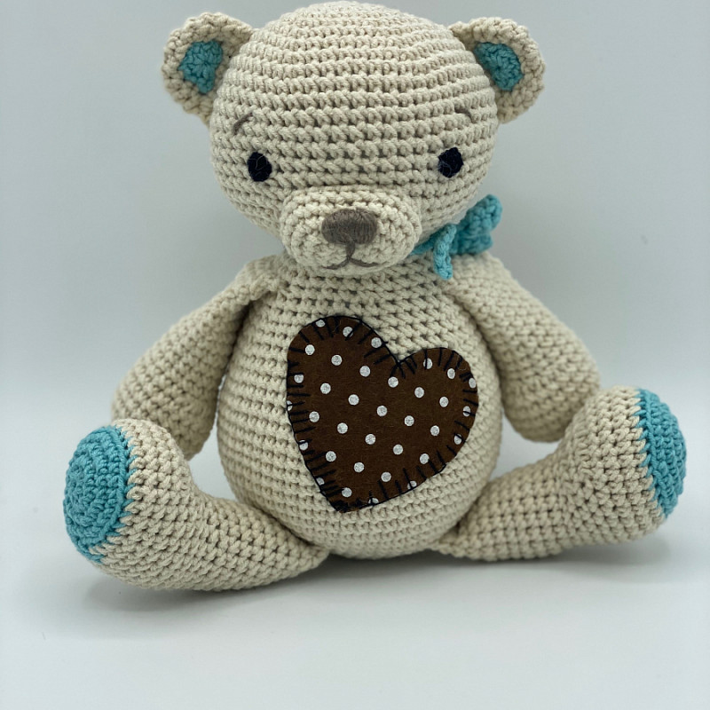 Бежевый медвежонок с сердечком