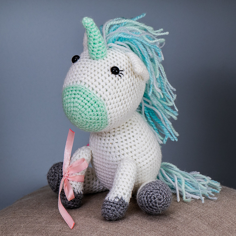 Единорог с цветочком