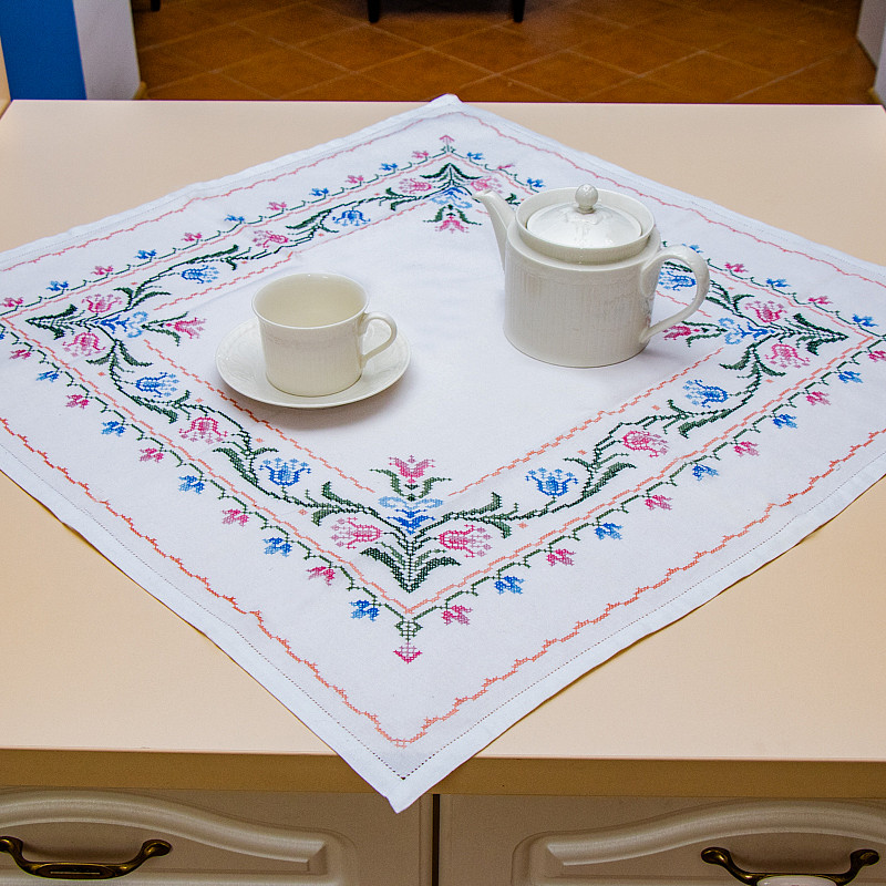 Вышитая вручную скатерть тюльпаны 85х85 см