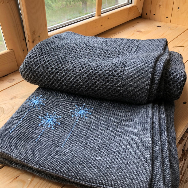 Вязаный серый плед с ручной вышивкой 150х200 см