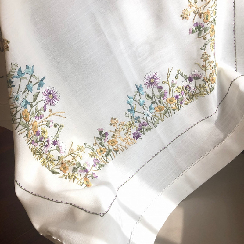 Скатерть квадратная вышитая вручную полевые цветы 90х90 см