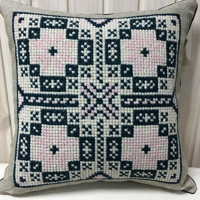 Розовые звезды Богородицы в темной бирюзе