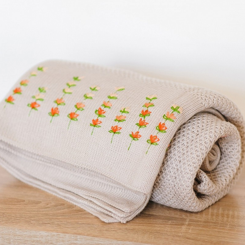 Вязаный и вышитый вручную плед