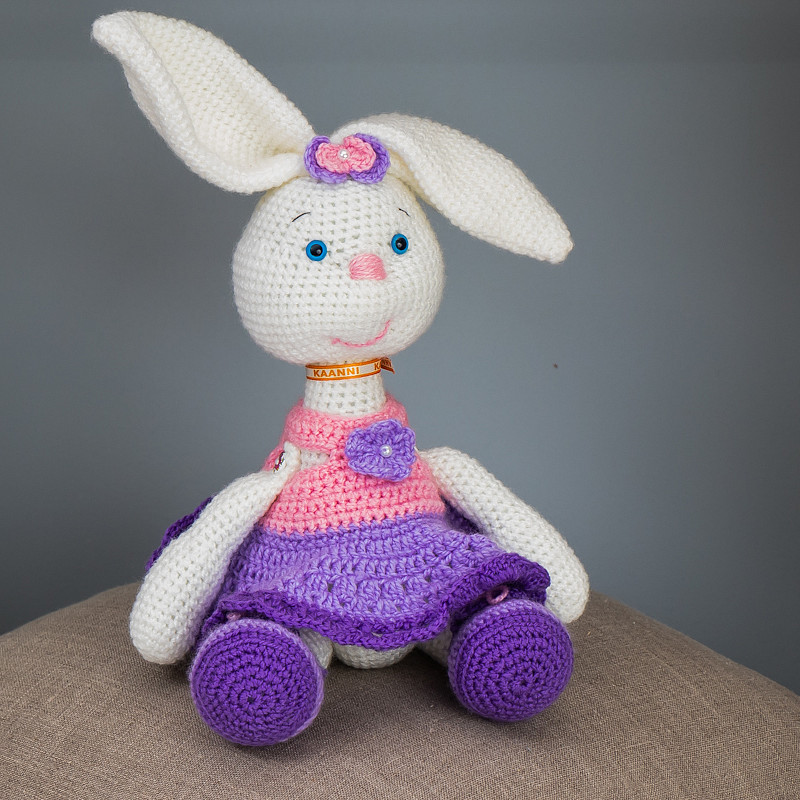 Зайка белая в фиолетовом платьице