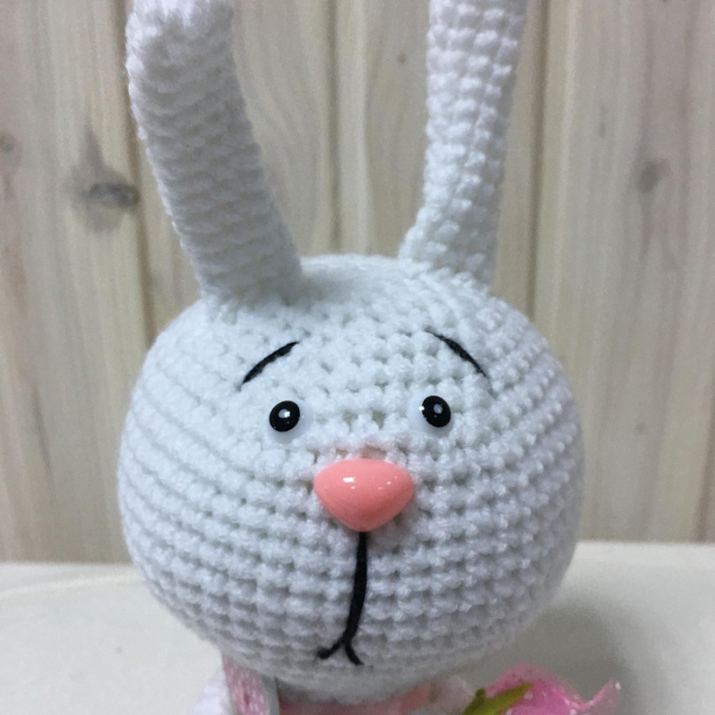 Зайчишка с цветком